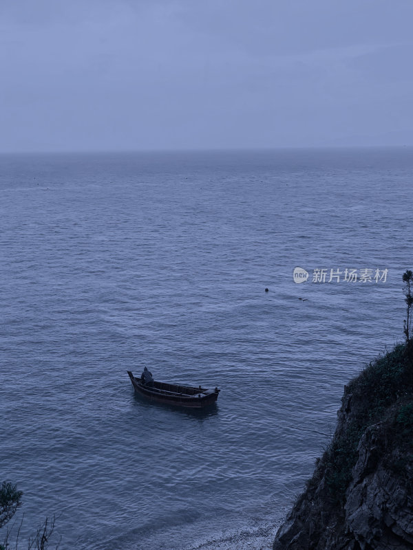 大连金石滩风景区海边礁石与平静海面景观