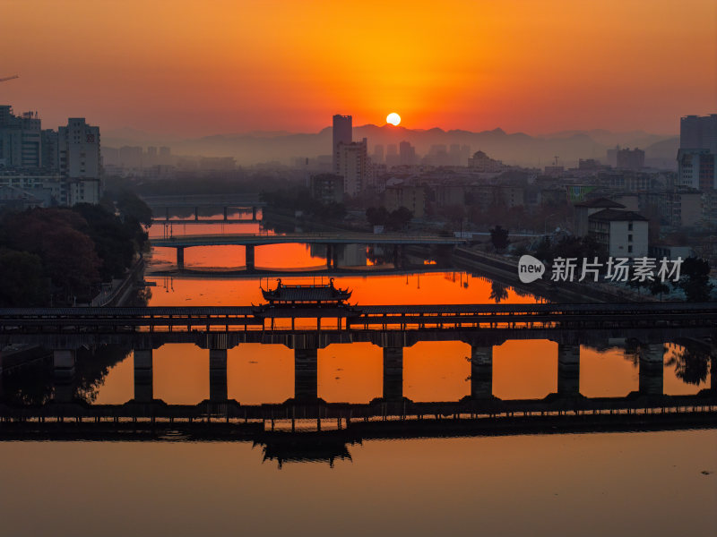 日出下的城市河流桥梁景观