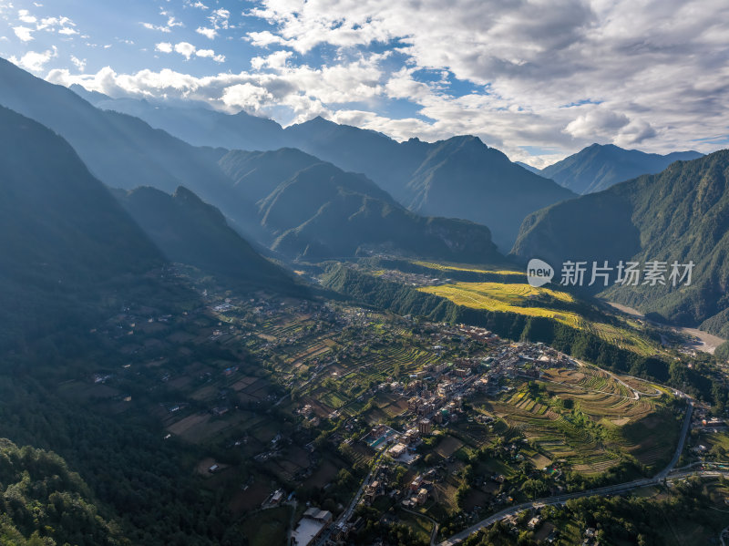 云南怒江傈僳族丙中洛人神共居秋色高空航拍