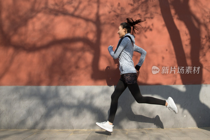 青年女人户外慢跑