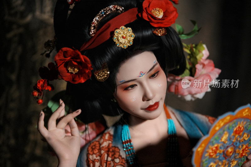 古风女子持扇妆容精致