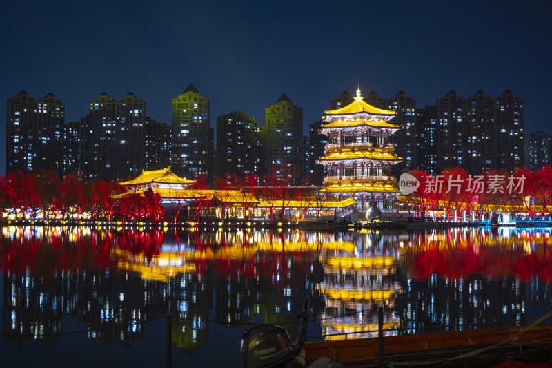 大唐芙蓉园夜景中式建筑湖面倒影