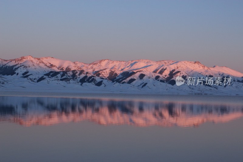 雪山倒映在平静湖面上