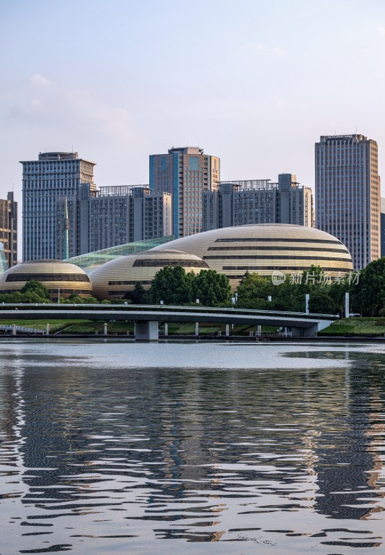 水边现代建筑群风景