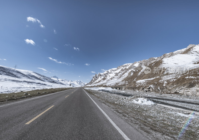 雪山旁的公路风景