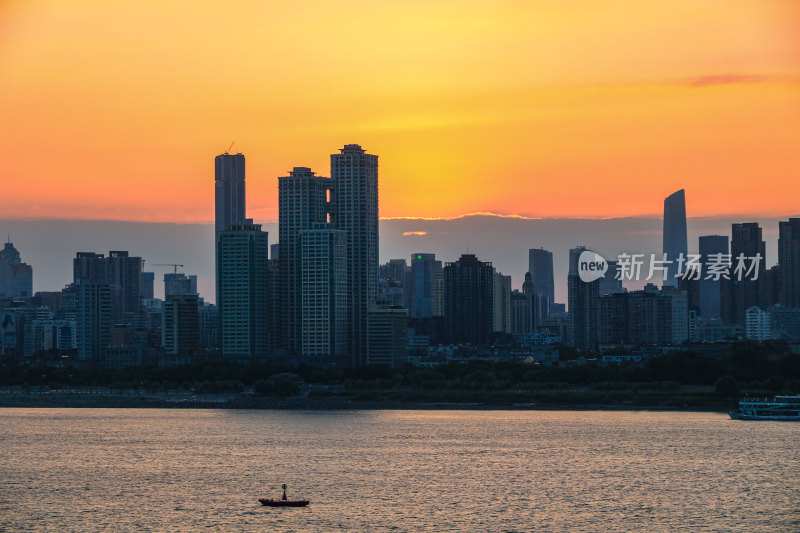 武汉武昌万象城落日剧场，长江沿线江滩落日