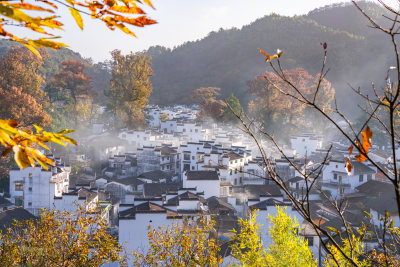 航拍江西婺源石城徽派建筑秋色枫叶村庄日出