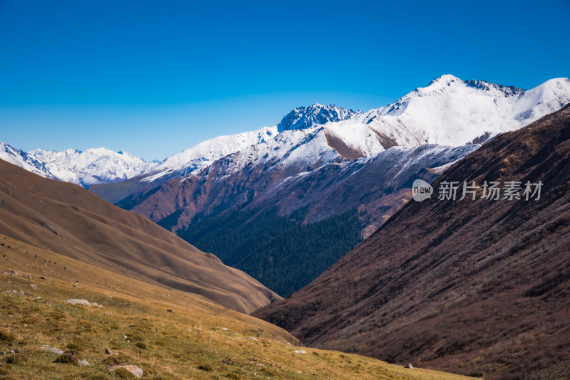 新疆天山山脉雪山山峰山脉