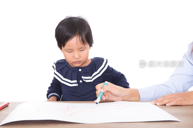 小孩子在老师的指导下认真学习绘画课