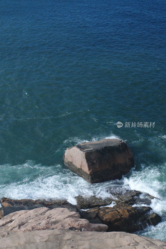 波光粼粼的海面水波荡漾之景