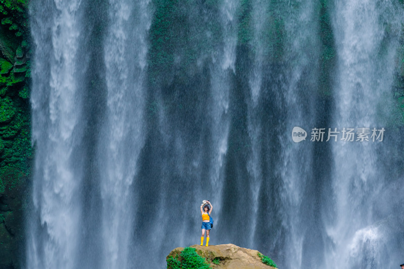贵州羊皮洞瀑布景观