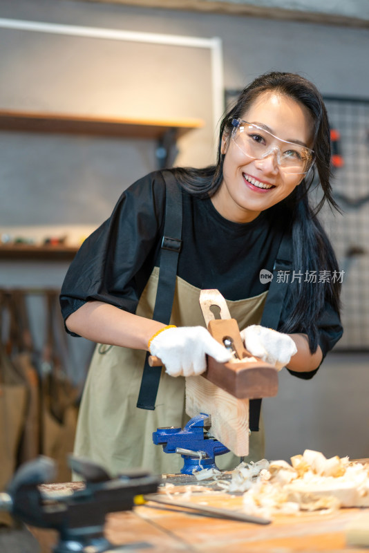 年轻女人在做木工