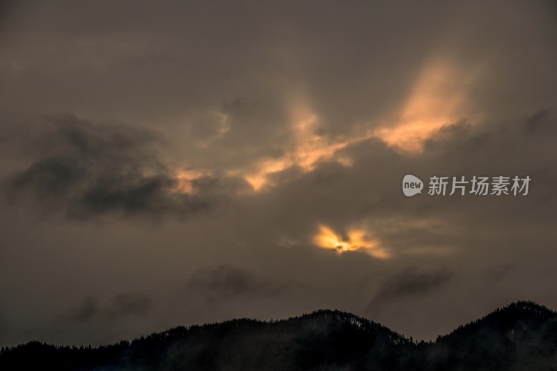 重庆酉阳：雾气中的山村田园