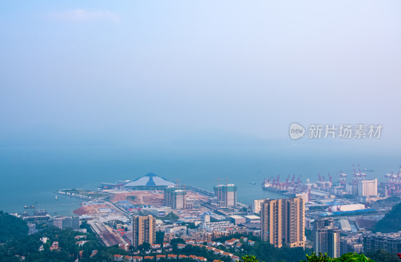 深圳南山公园看前海城市高楼建筑与海景