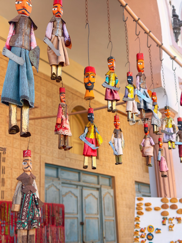 悬挂的传统木偶装饰品