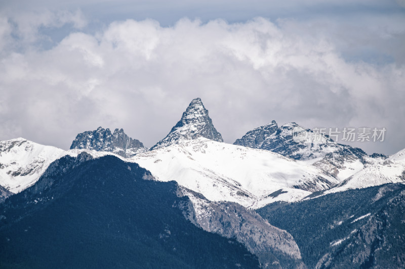 云南迪庆藏族自治州214国道雪山风光