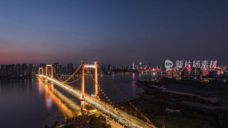 夜色中灯火辉煌的城市大桥鹦鹉洲长江大桥