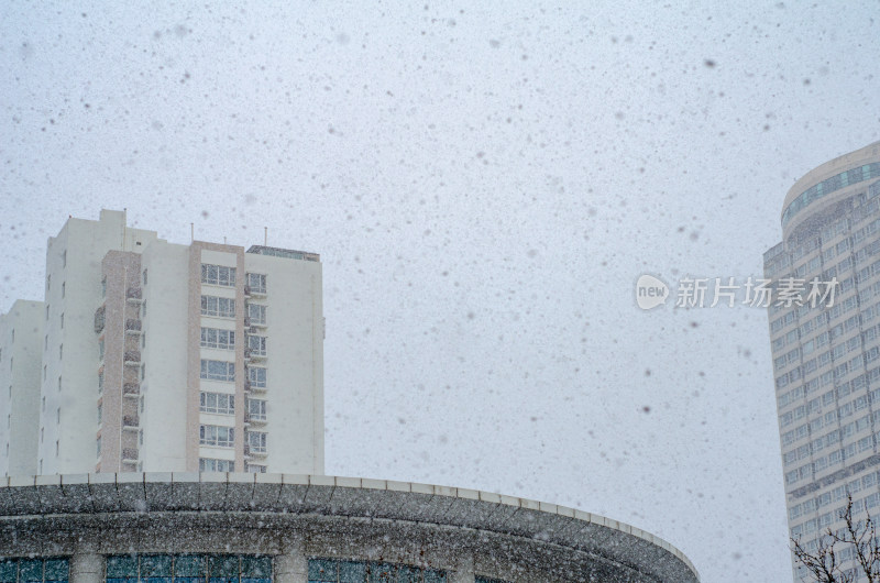 城市中飘雪的天空