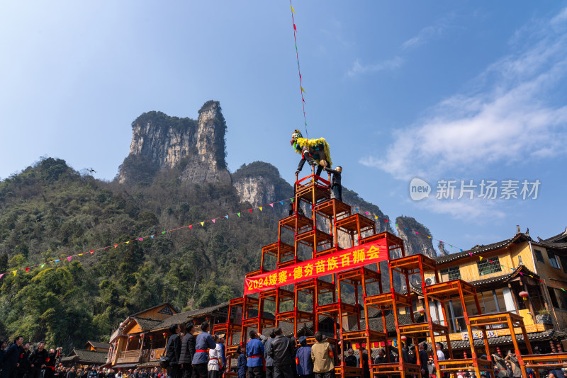 湖南湘西吉首市德夯苗寨春节新年舞狮航拍