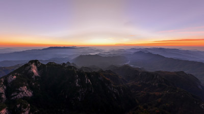 伏牛山群山层峦叠嶂唯美日出