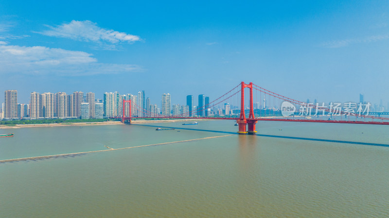 武汉鹦鹉洲长江大桥与露出的江中小路