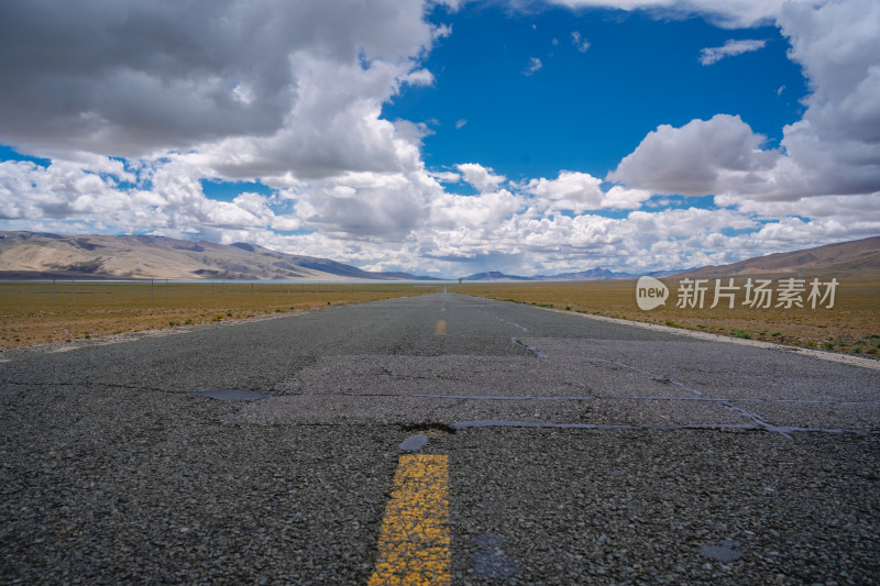 西藏宽阔的马路