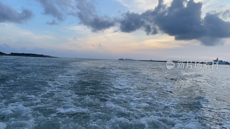 海上航行时的海面浪花与天空