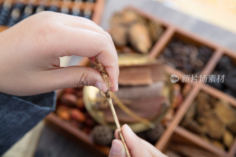 中医药师正在称重中药桂皮