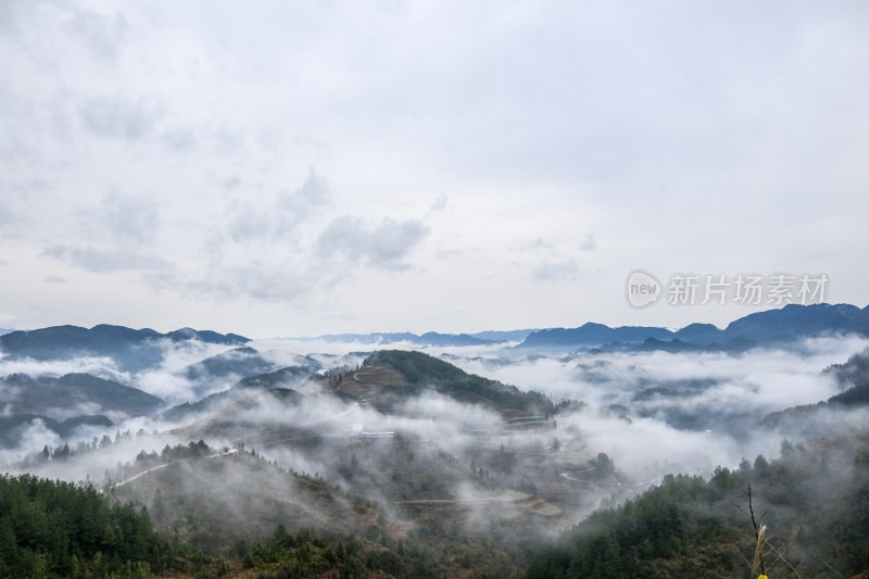 重庆酉阳：雾气中的山村田园