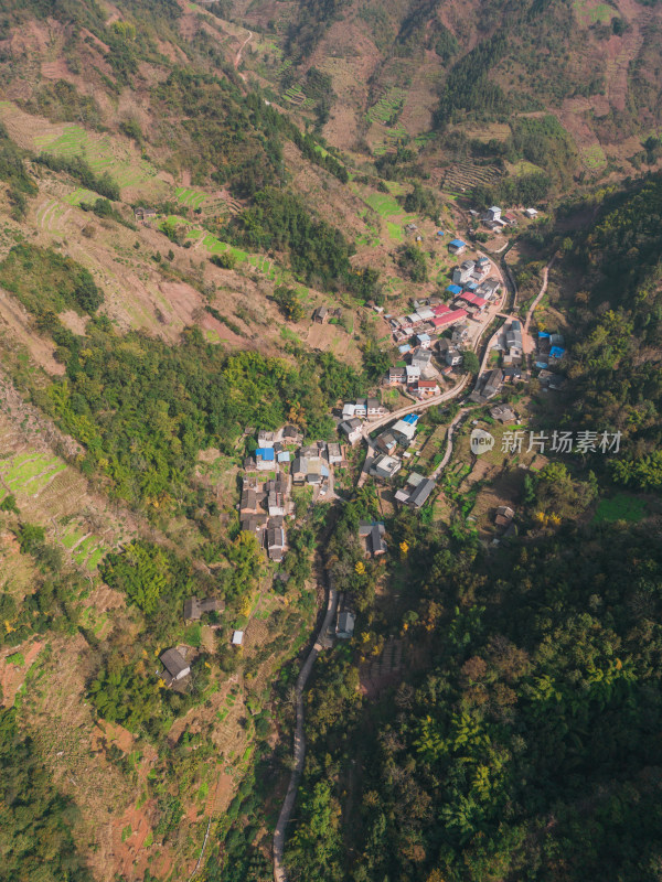 高山沟壑中的小山村