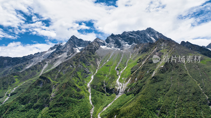 四川阿坝理县毕棚沟景区的雪山