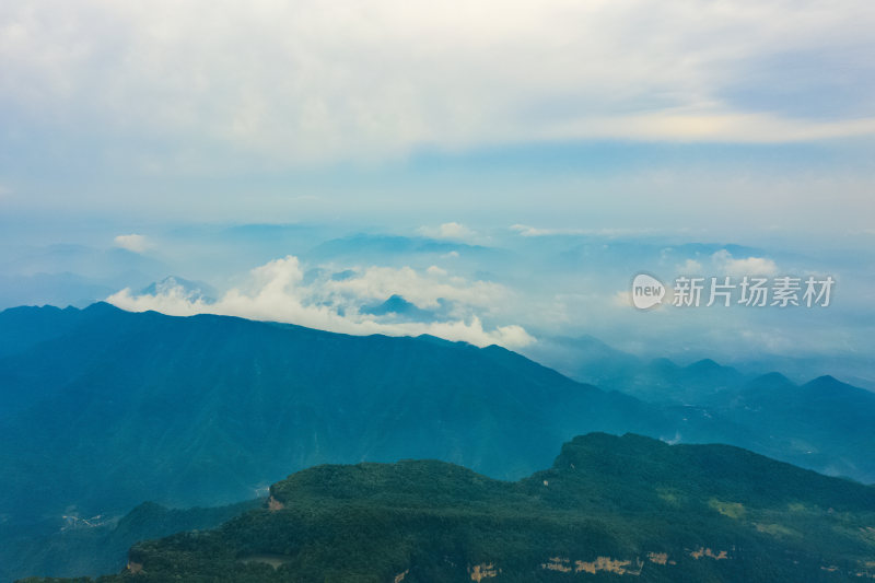 白云与山景