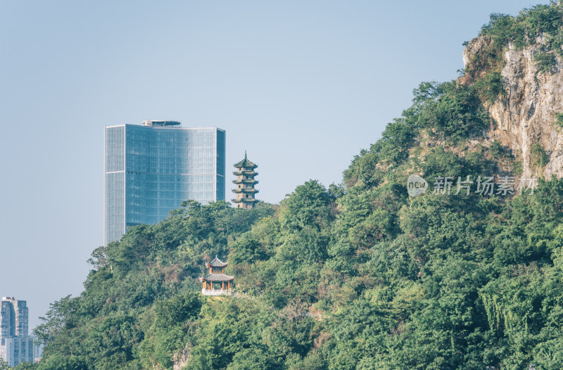 高楼旁山峰上的宝塔-广西柳州城市山景