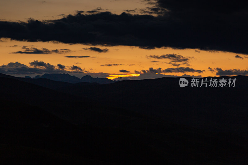 阿坝山脉日落晚霞