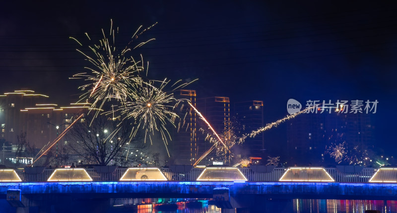 夜空下绚烂多彩的烟花绽放景象