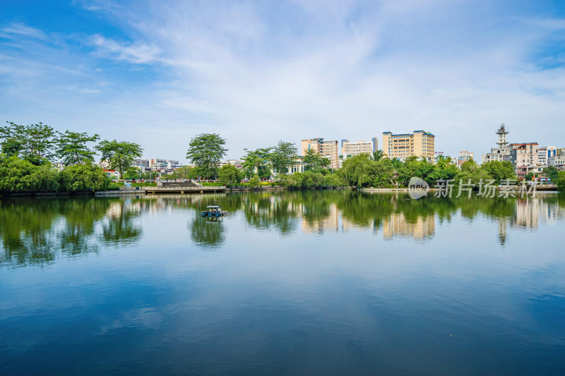 湛江市雷州市西湖公园 湖泊栈道 湖心岛