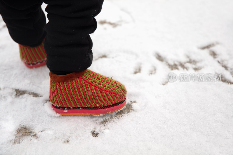 雪地里踩雪的脚