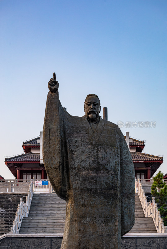 山东德州董子园风景区董仲舒塑像