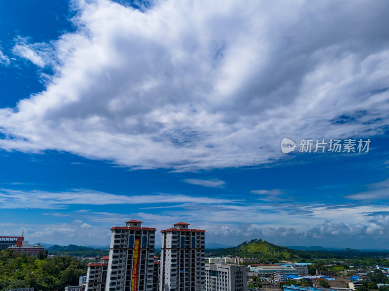 广西玉林城市建筑蓝天白云航拍图