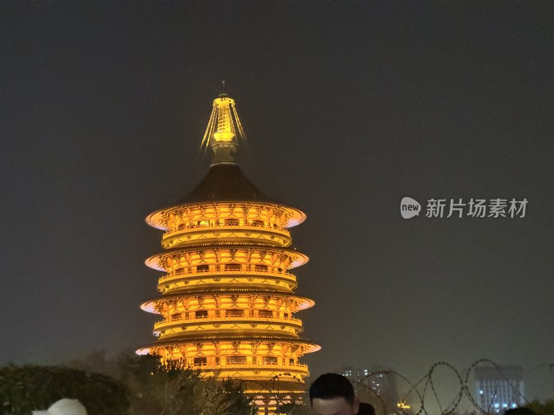 夜晚亮灯的多层古建筑塔楼