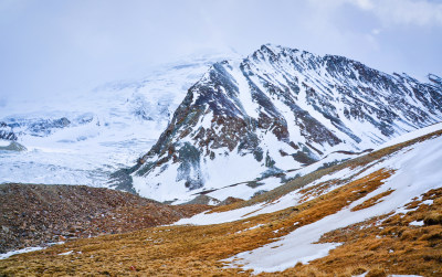 新疆克州慕士塔格峰山脉高原草甸雪山风光
