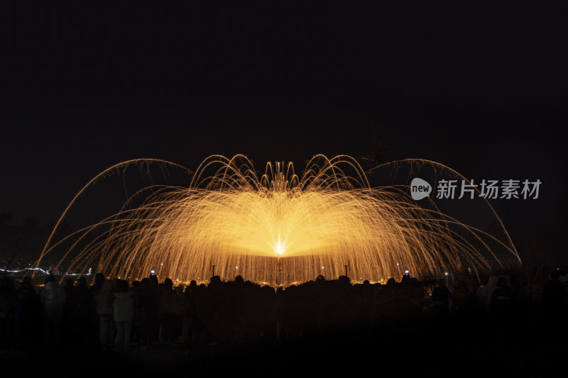 黑夜中人群围观绚丽的打铁花表演