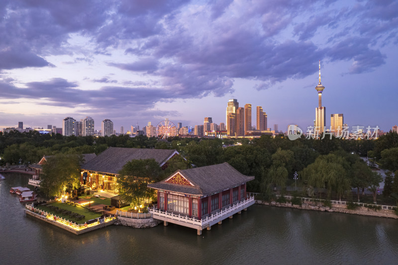 天津天塔湖水上公园景区城市日落晚霞风光