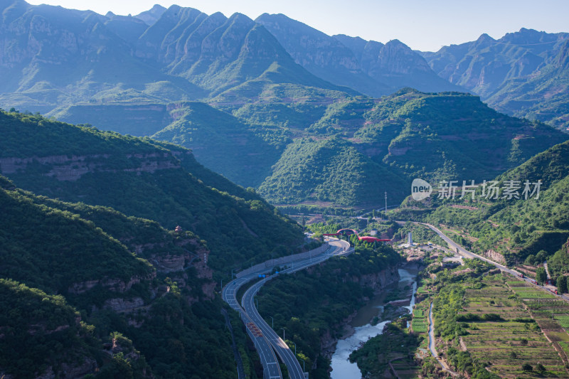 贯穿太行山高速公路山川自然风景