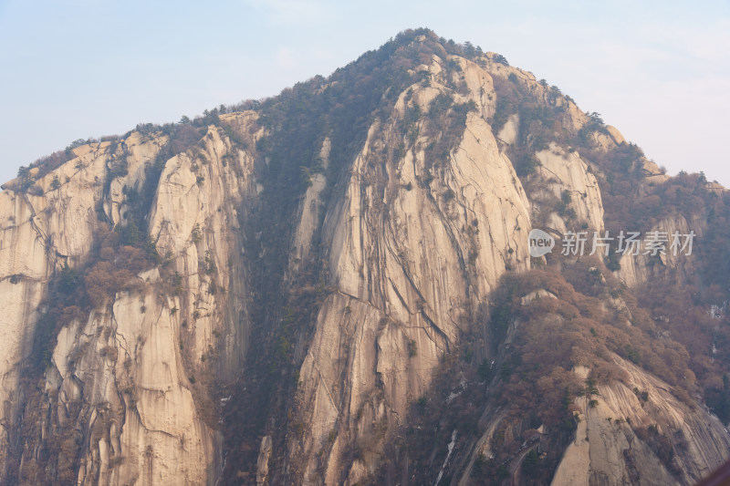 华山的陡峭山峰