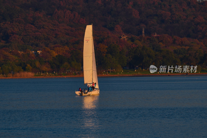 夕阳下湖上泛舟