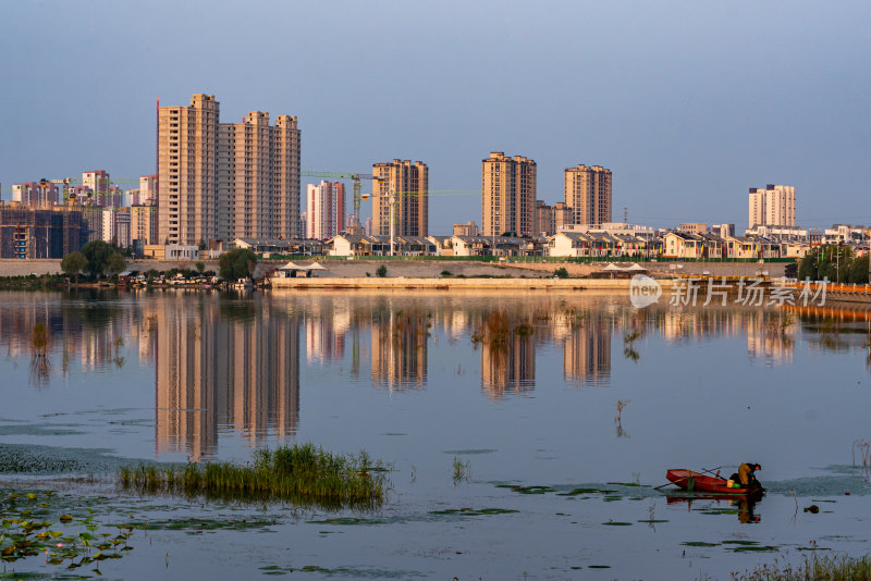 中国邹城孟子湖湖泊湿地渔船自然景观