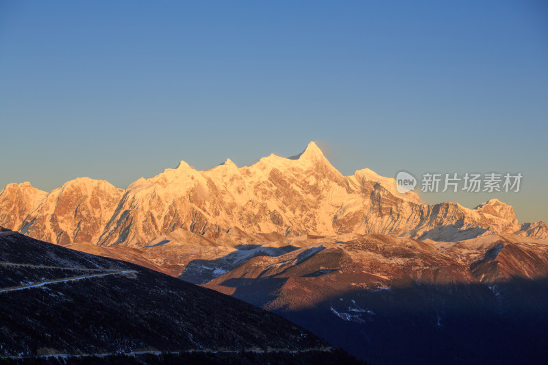 西藏林芝雪景南迦巴瓦峰日照金山雪山夕阳