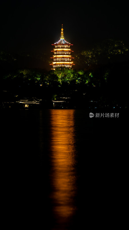 杭州西湖柳浪闻莺雷峰塔夜景倒影