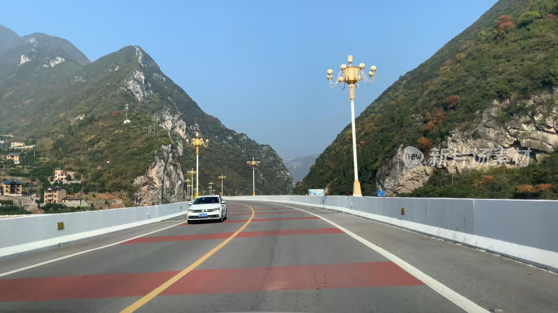 山间公路上行驶的白色汽车